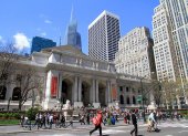 Nueva York. El área de ingreso a la Biblioteca Pública en la Gran Manzana.
