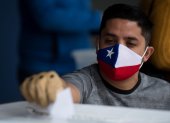 Un hombre ejerce su voto en Santiago, en una fotografía de archivo. EFE/ Alberto Valdés