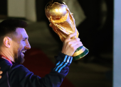 Messi con la Copa del Mundial de fútbol.