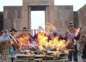 El presidente de Bolivia, Luis Arce (c), y el vicepresidente, David Choquehuanca (d), participan junto a sabios indígenas en una ceremonia del solsticio de verano en la ciudadela prehispánica de Tiahuanaco (Bolivia). /Javier Mamani