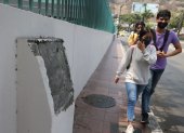 Así quedó el espacio donde estaba la placa que fue robada en la calle Las Monjas, en Urdesa.
