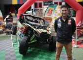 Sebastian Guayasamín presentó el auto con el cual participará en el Dakar.