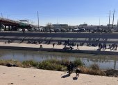 Migrantes esperan para cruzar el río hoy, en la valla fronteriza de El Paso, Texas, frente a Ciudad Juárez, México. EFE/Octavio Guzmán