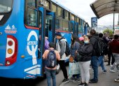 Los robos también se producen cuando las personas luchan por subir a los buses.