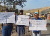 Esmeraldas. Familiares del reciclador hacen plantón fuera del botadero.