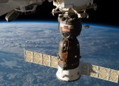 Una cápsula Soyuz atracada en la ISS