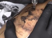 Una persona se hace un tatuaje de Lionel Messi besando la Copa del Mundo, el 20 de diciembre de 2022 en Rosario (Argentina).