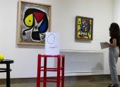 San Juan. Una mujer recorre la exposición ‘Universo Miró’, en la isla.