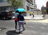 Referencia. Ciudadanos, en Quito, se cubren del sol con paraguas.