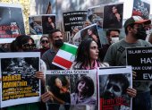 Iraníes sostienen fotos de Mahsa Amini y otras víctimas durante una protesta frente al Consulado iraní tras la muerte de la joven en Estambul el pasado 26 de septiembre. EFE/EPA/SEDAT SUNA