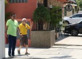 Vecinos. Un hombre y su padre salen a pasear juntos por la avenida del Rotarismo. Las familias han vuelto a las calles y se recuperó la convivencia en este sector.
