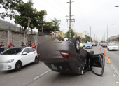 Accidente. Un auto se volcó en la avenida del Bombero, cerca de la ciudadela Los Cedros, norte de Guayaquil.
