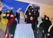 Un grupo de mujeres protesta a puerta cerrada en Kabul contra el veto de los talibanes a la educación femenina universitaria. EFE