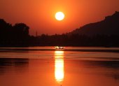 Un hombre de Cachemira rema a través de las aguas del lago Dal mientras se pone el sol en Srinagar, la capital de verano de la Cachemira india, en una imagen de archivo. EFE/EPA/FAROOQ KHAN