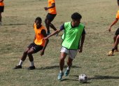 Los futbolistas que acuden a los entrenamientos se afinan en lo físico y técnico.