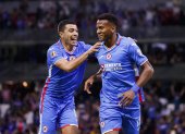 Michael Estrada (d) y Erik Lira (i) durante uno de los goles anotados por el tricolor con el Cruz Azul en el Torneo Apertura del fútbol mexicano.