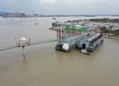 Gran parte de la mañana quedaron las embarcaciones en medio del río junto al puente