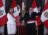 Fotografía de archivo en la que se registró a la presidenta de Perú, Dina Boluarte, al tomar juramento al presidente de su Consejo de Ministros, Luis Alberto Otárola, en Lima (Perú). /Paolo Aguilar