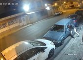 Moradores captaron como un grupo de antisociales asaltaban los automóviles del sector.