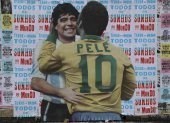 Mural de Pelé besando a Maradona en Brasil.