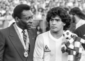 Las leyendas del fútbol Pelé (i) y Diego Maradona (d), en una fotografía de archivo.