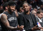 Descanso. Kyrie Irving (i) y Kevin Durant, de los Nets, durante un partido de la NBA donde no fueron utilizados.