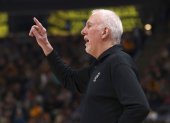 Gregg Popovich, actualmente entrenador de los Spurs, fue uno de los primeros en desafiar a la NBA con los descansos de las figuras.
