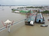 Durán. Se tardaron horas en retirar las barcazas del puente basculante que quedó en mal estado.
