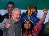 El presidente electo de Brasil, Luiz Inacio Lula da Silva, posa al lado de la designada ministra de los Pueblos Indígenas, Sônia Guajajara, durante una conferencia de prensa en la que anunció ministros de su futuro Gobierno.