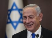 El recién juramentado primer ministro israelí, Benjamin Netanyahu, sonríe durante una reunión de gabinete en Jerusalén, Israel, el 29 de diciembre de 2022. (Estados Unidos, Jerusalén) /ARIEL SCHALIT /