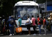 AME430. CIUDAD DE PANAMÁ (PANAMÁ), 29/12/2022.- Fotografía de archivo fechada el 1 de noviembre de 2022 que muestra a migrantes venezolanos antes de abordar un autobús en la Ciudad de Panamá (Panamá). Hasta 500.000 migrantes en América Latina y el Caribe podrían requerir ayuda humanitaria en 2023, según las previsiones de la Federación Internacional de Sociedades de la Cruz Roja y de la Media Luna Roja (IFRC). EFE/ Bienvenido Velasco