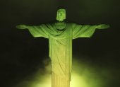 Fotografía aérea del Cristo Redentor iluminado con los colores de la bandera nacional en tributo a Pelé