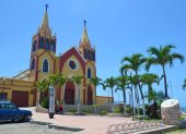 El principal lugar que llena de orgullo a los habitantes del cantón La Libertad, en la provincia de Santa Elena, es la iglesia matriz. El templo está ubicado en lo alto de un cerro, desde este lugar se divisa la inmensidad del mar de esta urbe y de las poblaciones aledañas, Santa Rosa, Salinas y Ballenita.
El sitio es estratégico y, según los escritos, aquí acudían las familias a ver las embarcaciones de los pescadores que salían a sus faenas, “se efectuaban oraciones para que Dios guíe a sus allegados en el océano y fue así como nació la idea de construir la iglesia”, dijo el educador de Historia y Geografía, Carlos Vera Chamaidán.
Vera Chamaidán manifestó que de acuerdo con las investigaciones, fue a mediados del siglo XIX que los primeros habitantes de la población La Agujereada, hoy llamada La Libertad, construyeron la primera iglesia.
“No solamente se efectuaban los ritos de fe, también era el sitio en donde se daban las reuniones para tomar decisiones importantes para el desarrollo del pueblo. La iglesia fue clave en hechos trascendentales e históricos de la hoy ciudad de La Libertad”, señaló el catedrático.
En 1941 esta iglesia pasó oficialmente a la orden de sacerdotes Franciscanos del Ecuador. En julio de ese mismo año, La Libertad fue elevada a parroquia eclesiástica y su iglesia, que era de madera y caña, se la denominó iglesia matriz por ser la única de la población.
Rápidamente, el templo se constituyó en el más visitado de la Península y en la que cientos de niños y adolescentes preferían efectuar su primera comunión o confirmación; los bautizos se realizaban en cada fiesta religiosa.
Según el relato del sacerdote Luis Ernesto Echeverría, uno de los conocedores de la historia de este hermoso templo, el 28 de mayo de 1978 monseñor Bernardino Echeverría, arzobispo de la ciudad de Guayaquil, declaró a la iglesia como Santuario de Nuestra Señora de la Esperanza, patrona de la Península y reina del cantón La Libertad.
La imagen de la Virgen de la Esperanza fue entronizada canónicamente y de modo oficial el 2 de octubre de 1977. Las fiestas de la Virgen de la Esperanza se celebran en La Libertad el 15 de agosto de cada año.
En el templo también se venera a San Antonio de Padua, Sagrado Corazón de Jesús, Virgen de Fátima y Virgen de Guadalupe; en el santuario se tiene un lugar especial de oración para los Viernes Santo, denominado ‘El sepulcro de Jesús’.
El lugar es uno de los principales santuarios que tiene esta provincia, es considerado ícono turístico de la urbe y las efigies que posee datan del siglo XVII, por lo que en la década de los 70 se le declaró patrimonio cultural.
“Este lugar es hermoso, es el único de la Península en donde se encuentran imágenes religiosas tan antiguas. Es digno de que se siga conservando. Las autoridades deberían darle más importancia para su mantenimiento y evitar se deteriore”, comentó el devoto Luis Borbor.
La iglesia matriz cuenta también con una plazoleta, desde donde se puede apreciar la belleza del malecón de la ciudad.