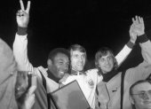 Pelé (i), junto a Paul Van Himst (c) y el neerlandés Johan Cruyff.
