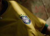 Fotografia cedida por Mercado McCann que muestra una camiseta con la propuesta de cambiar tres estrellas por tres corazones.