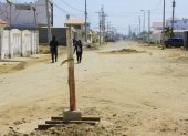 Costa de Oro. En este vecindario de Salinas, los habitantes llevan ya más de medio año viviendo con polvo. Siguen con las calles abiertas y no asfaltadas, como se prometió.