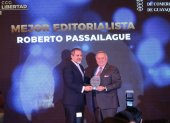 Roberto Paisailague recibe el reconocimiento como Mejor Editorsalista de parte de Juan Xavier Sanchez