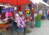 Una de las artesanas en una exhibición en una feria en Salinas de Guaranda.