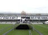 Fotografía del estadio de Vila Belmiro, sede del club del Santos que se prepara para recibir al exjugador Pelé, el lunes 2 de enero, en la ciudad de Santos (Brasil).