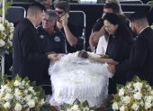 Marcia Aoki, viuda de Pelé, lloran durante el velorio realizado en Vila Belmiro.