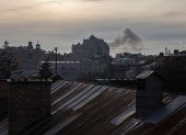 Kiev. Una columna de humo ladea un edificio, tras un ataque ayer.