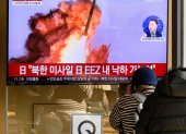 Seúl. Varias personas observan una pantalla que emite imágenes del misil lanzado por Corea del Norte, en noviembre de 2022.