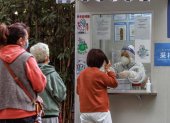 Shanghái. Ciudadanos hacen fila por un test PCR de coronavirus.