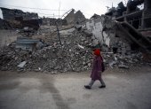 Damasco. Una niña dirigiéndose a su casa en las cercanías pasa por una zona de desastre.