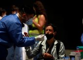 Una trabajadora de la salud realiza una prueba para detectar la covid-19, en Buenos Aires (Argentina), en una fotografía de archivo.