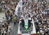 Un camión de bomberos transporta el féretro con el cuerpo de Pelé, que partió este martes 3 de enero del estadio Vila Belmiro.