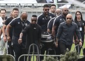 Ze Roberto (izquierda adelante) cargó el féretro de Pelé hasta el centro campo en Vila Belmiro.