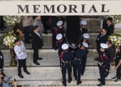 El ataúd del exfutbolista Pelé, llegando en el cementerio Memorial Necrópolis Ecuménico, en la ciudad de Santos, Sao Paulo (Brasil).
