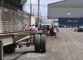 Los alumnos del José María Egas caminan entre los camiones parqueados en los alrededores del colegio.