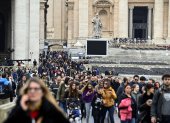 Fieles abandonan la Basílica de San Pedro después de presentar sus respetos al difunto Papa Emérito Benedicto XVI
